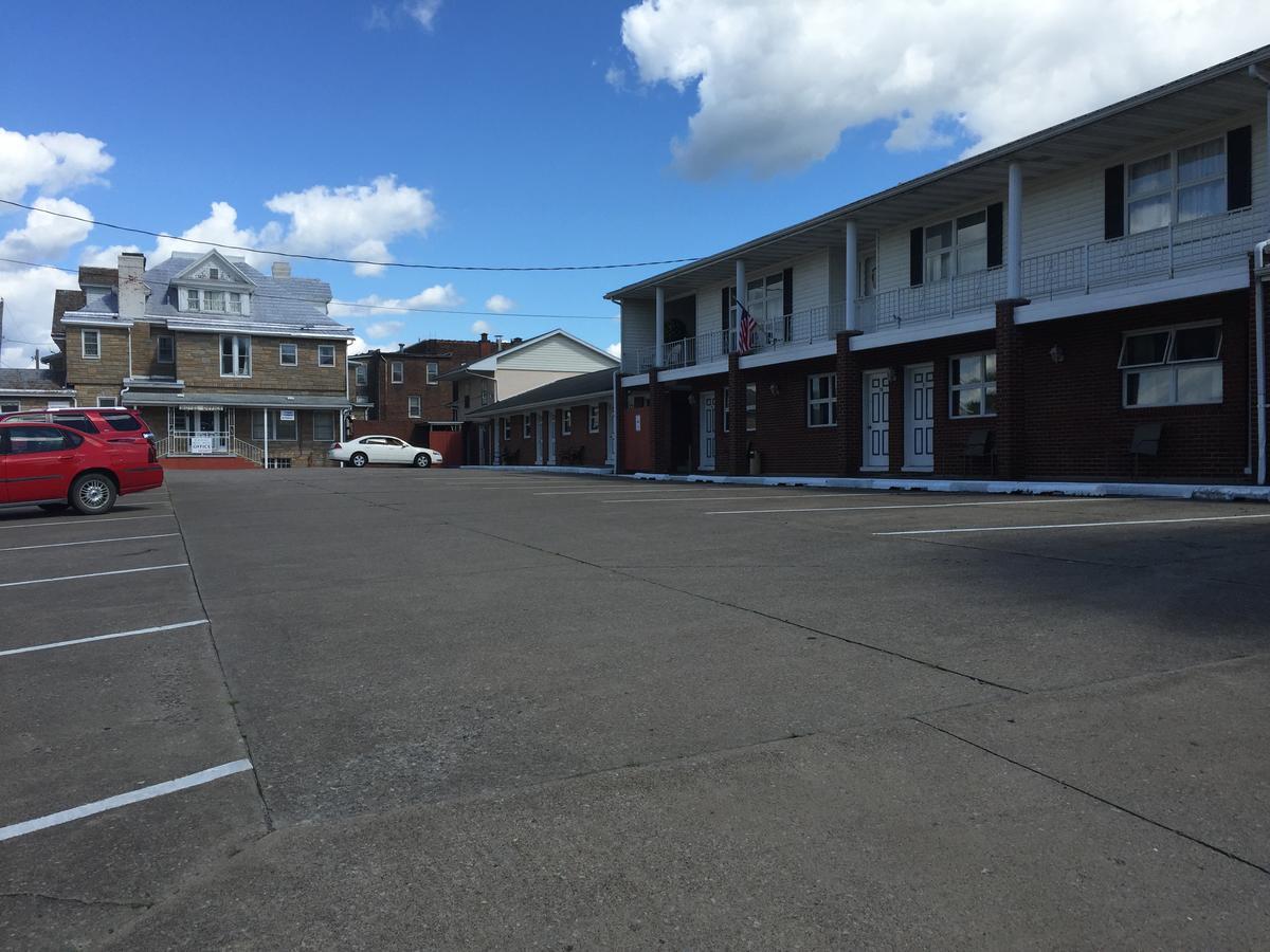 Colonial Hotel-Motel Buckhannon Exterior photo